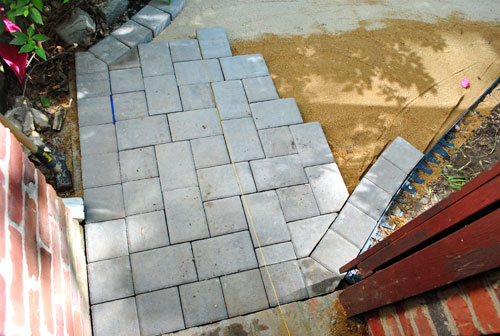 How To Lay A Paver Patio Gravel Sand, Laying Patio Pavers On Dirt