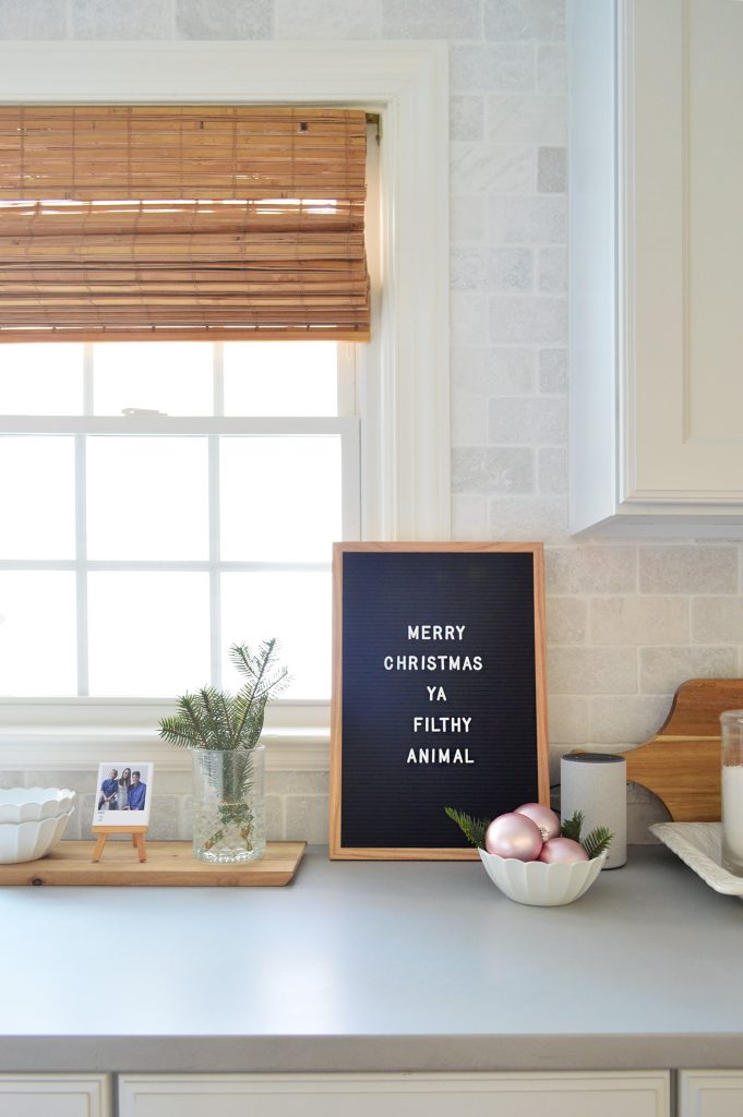 לוח מכתבים שחור על דלפק מטבח עם חג שמח יא חיה מטונפת