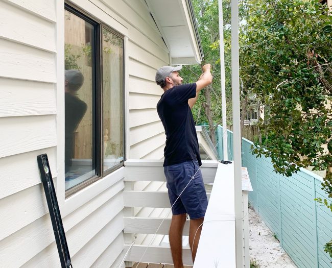 Building An Easy Privacy Trellis (With 2 Pieces Of Wood + 1 Planter Box)