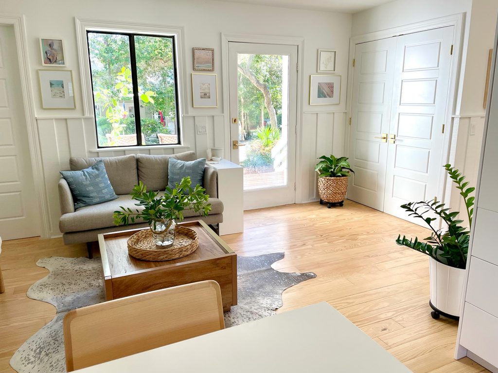 Entry Zone Of Kitchen With Sitting Area And Breakfast Table