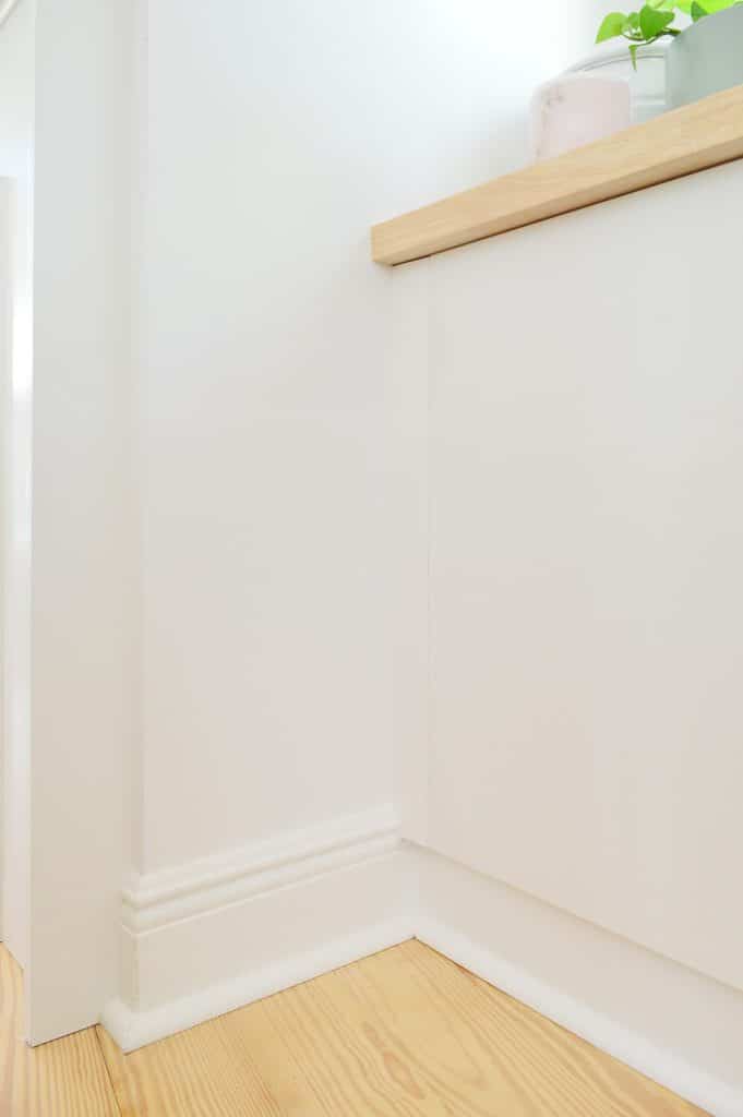 Detalle de primer plano de la moldura agregada al costado de los gabinetes Ikea Besta para que luzca al ras con las puertas