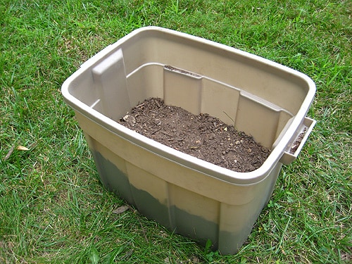 compostera casera para departamento - capa de tierra agregada al contenedor de abono casero