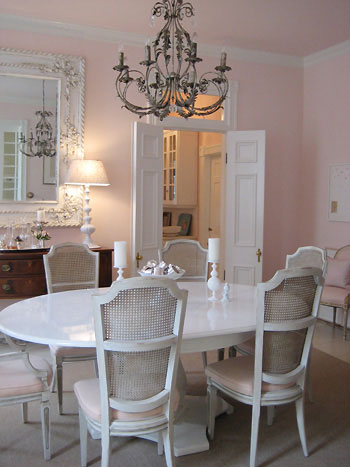 formal-dining-room-lacquered-table-chandelier