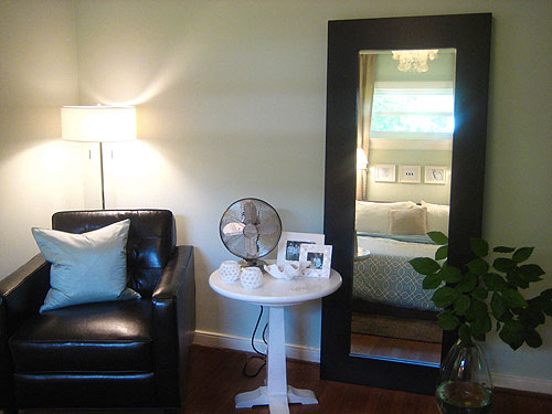 old-bedroom-with-pedestal-table