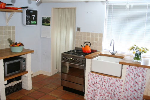 cottage-chic-shabby-white-english-kitchen-sweet-style