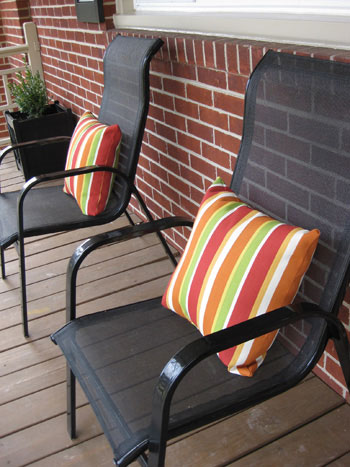 black-porch-chairs-outdoor-pillows