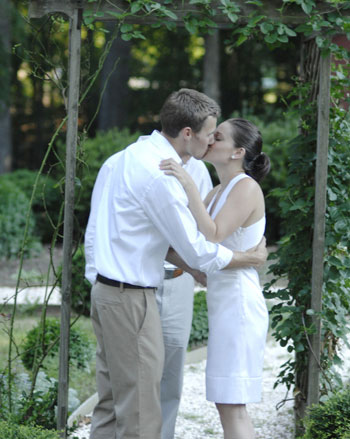 kissing-wedding-picture-1