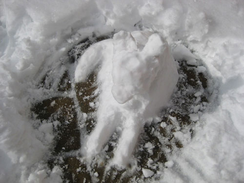 snow-dog-chihuahua-sculpture-snowman
