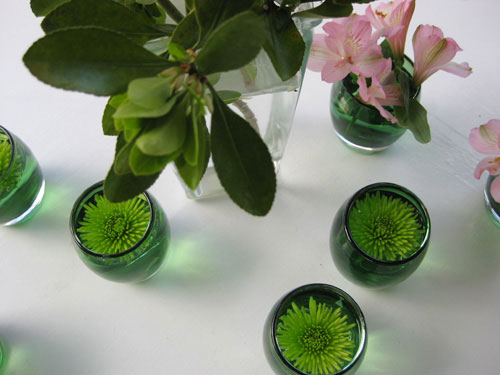 flowers-floating-in-small-vases-mums