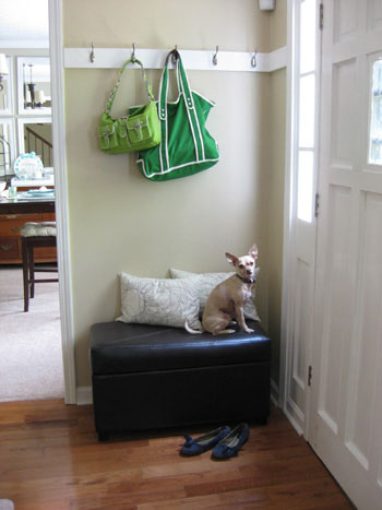 entryway-ottoman-mini-mudroom