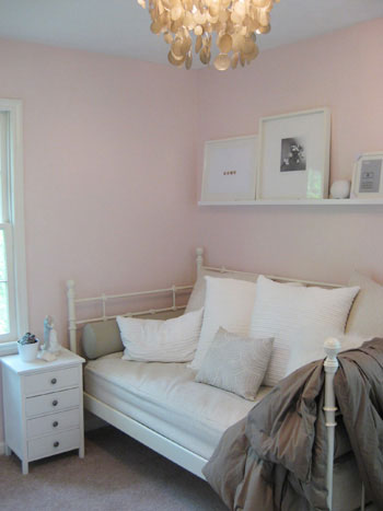 pink-white-daybed-guest-room-closet