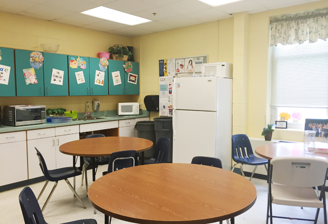 Sala de professores antes das mesas de jantar