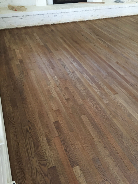 Refinishing Hardwood Floors Close Up Of First Coat (Refinando pisos de madeira)