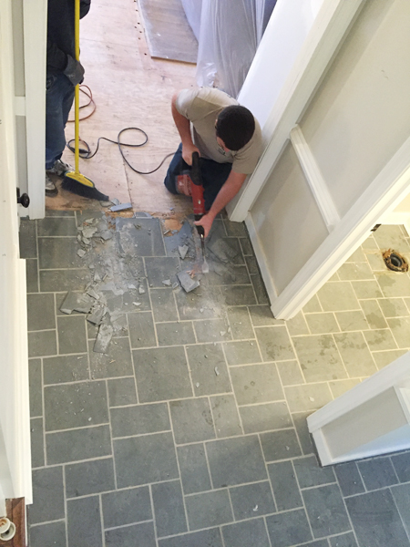 Refinishing Hardwood Floors Demoing Slate Tile (Refinando pisos de madeira)