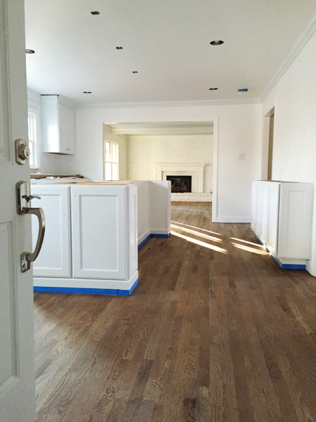 Refinishing Hardwood Floors First Coat With Cabinets (Refinamento de Pisos de Madeira com Armários)