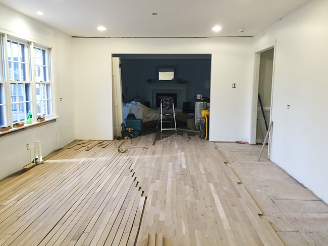 Refinishing Hardwood Floors Laying Boards Through Kitchen (Refinando pisos de madeira)