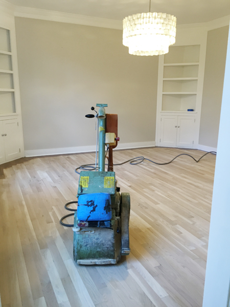 Refinishing Hardwood Floors Sanding Dining Room (Repintura de pisos de madeira)