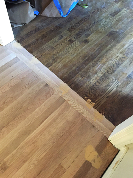 Refinishing Hardwood Floors Turn Board (Refinamento de pisos de madeira)