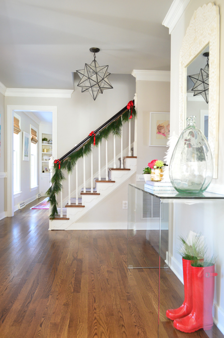xmas-decor-foyer-console-with-stairs
