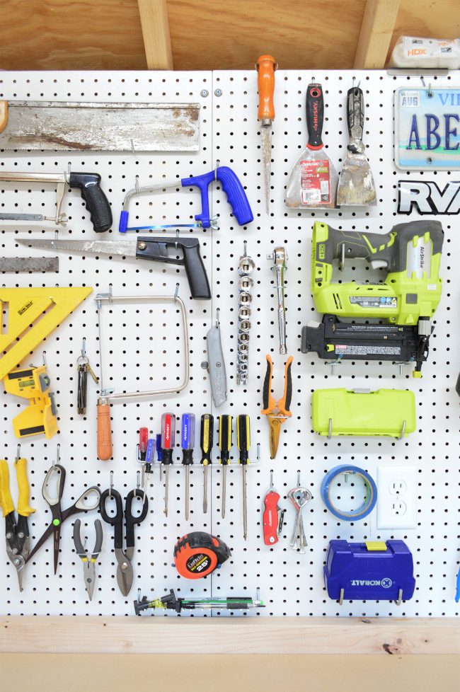 idéias de armazenamento de galpão pegboard branco com ferramentas