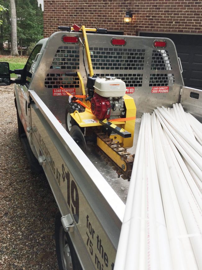 Caminhão da Home Depot com cano de PVC e valetadeira na traseira