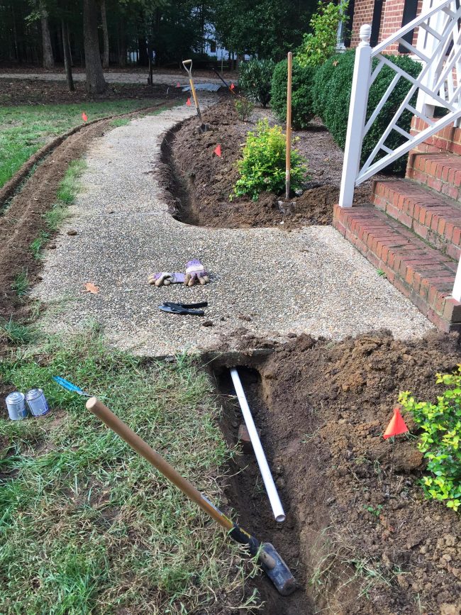 instalar tubo de sistema de irrigação sob a calçada