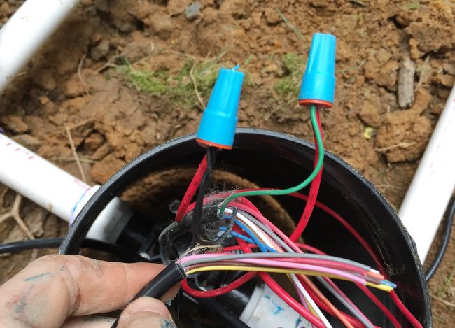 conectando os fios preto e verde à válvula do sistema de irrigação