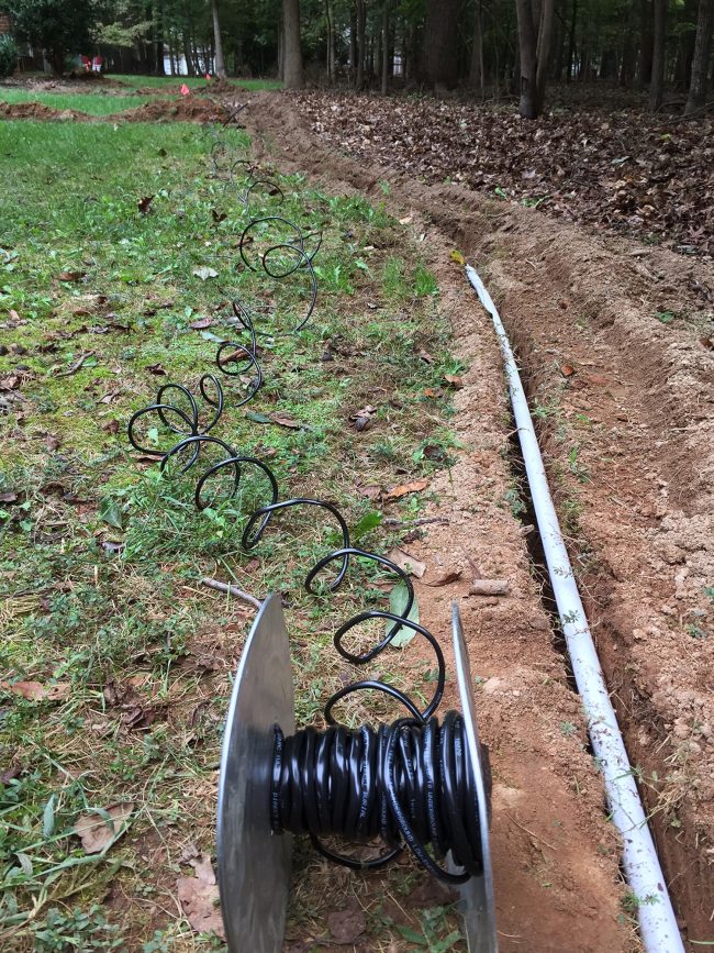 fio subterrâneo ao lado do tubo para instalação do sistema de irrigação