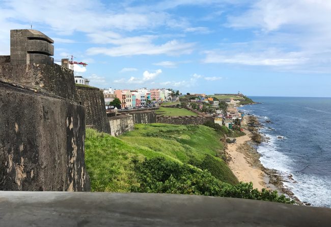 Puerto Rico Castillo View With Colorful Houses (Vista do castelo de Porto Rico com casas coloridas)