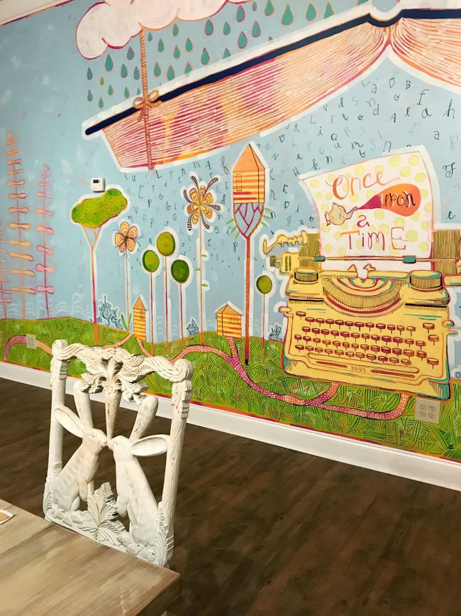 Cadeira para salão de festas de livraria infantil com mural