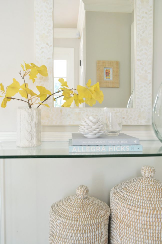 decoração neutra com galhos de gingko falsos para foyer