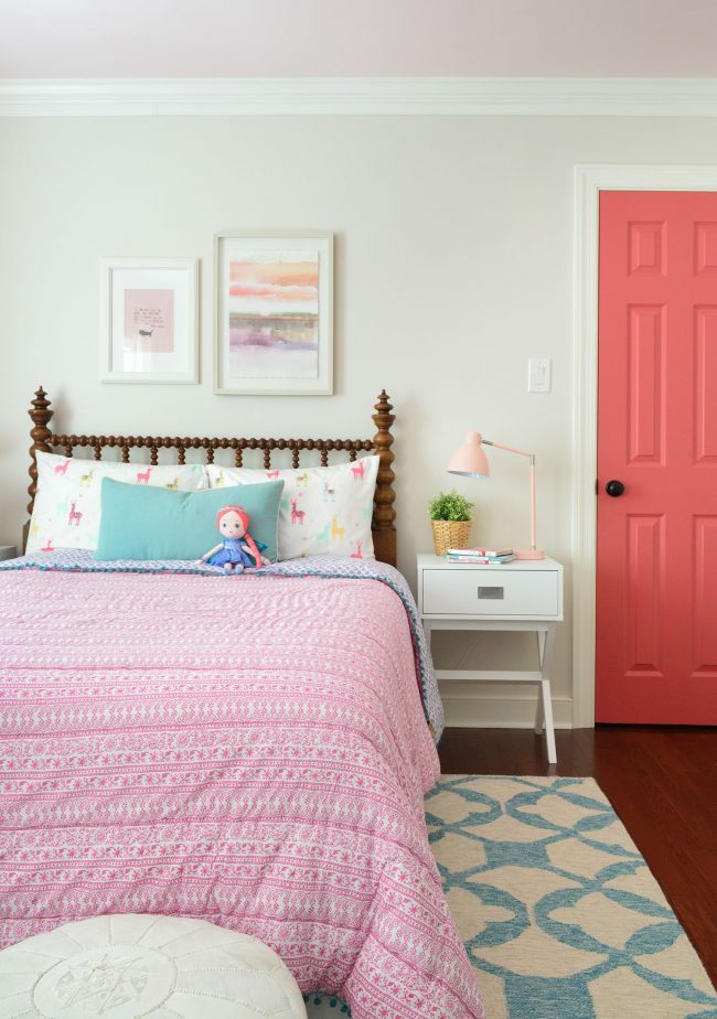 girls bedroom pink patterned bedding