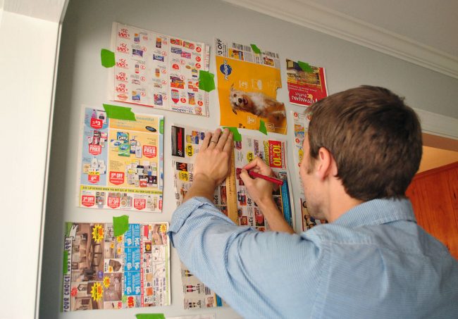 John marcando o posicionamento da parede da galeria usando modelos de papel