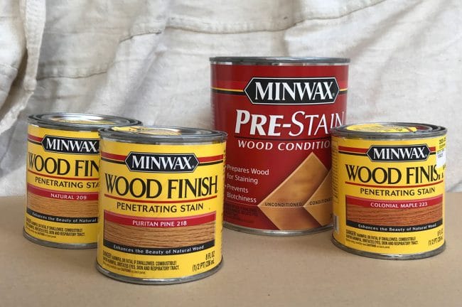 Variedade de potes de teste de cores de stains da Minwax