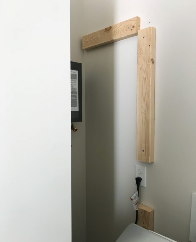 Placa 2x4 adicionada à parede traseira para pregar o painel de compensado