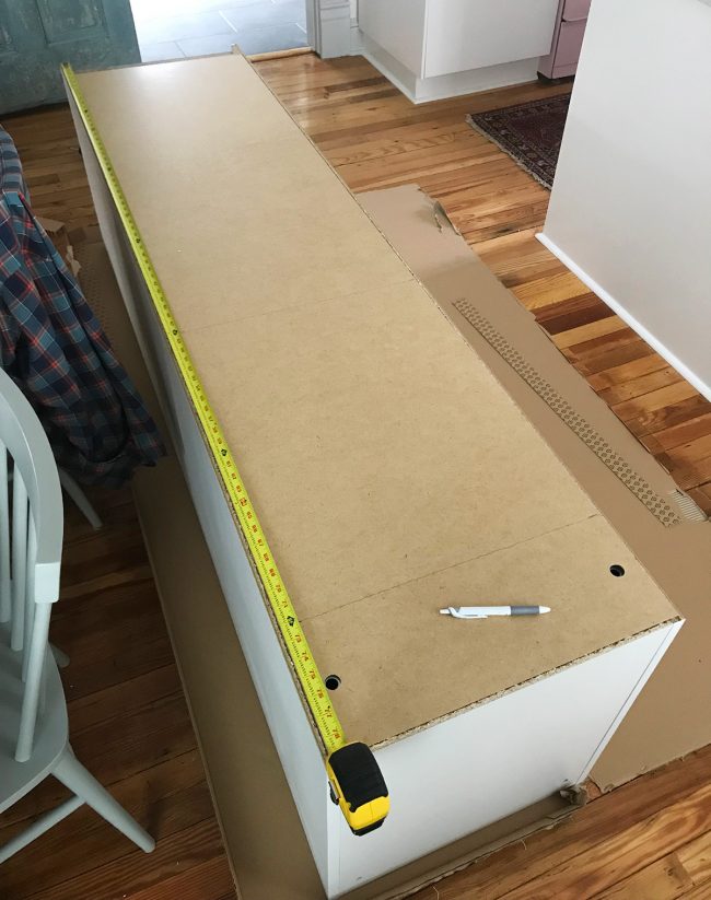 parte de trás do guarda-roupa ikea pax com marcas para o furo de corte