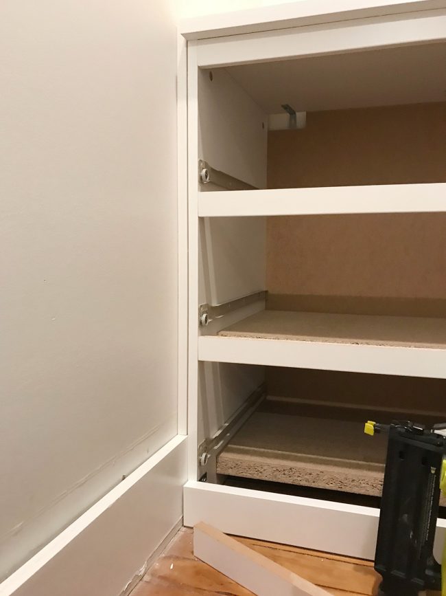 Cômoda Ikea Malm com peças de enchimento colocadas para parecerem mais embutidas