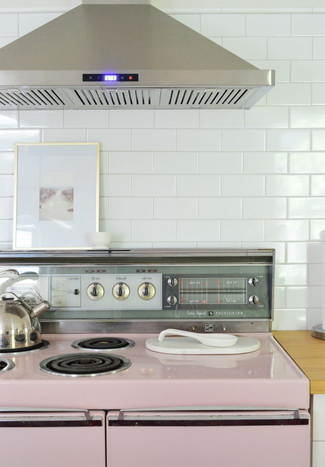 Ep103 Beach House Kitchen Pink Stove Detail 650x934