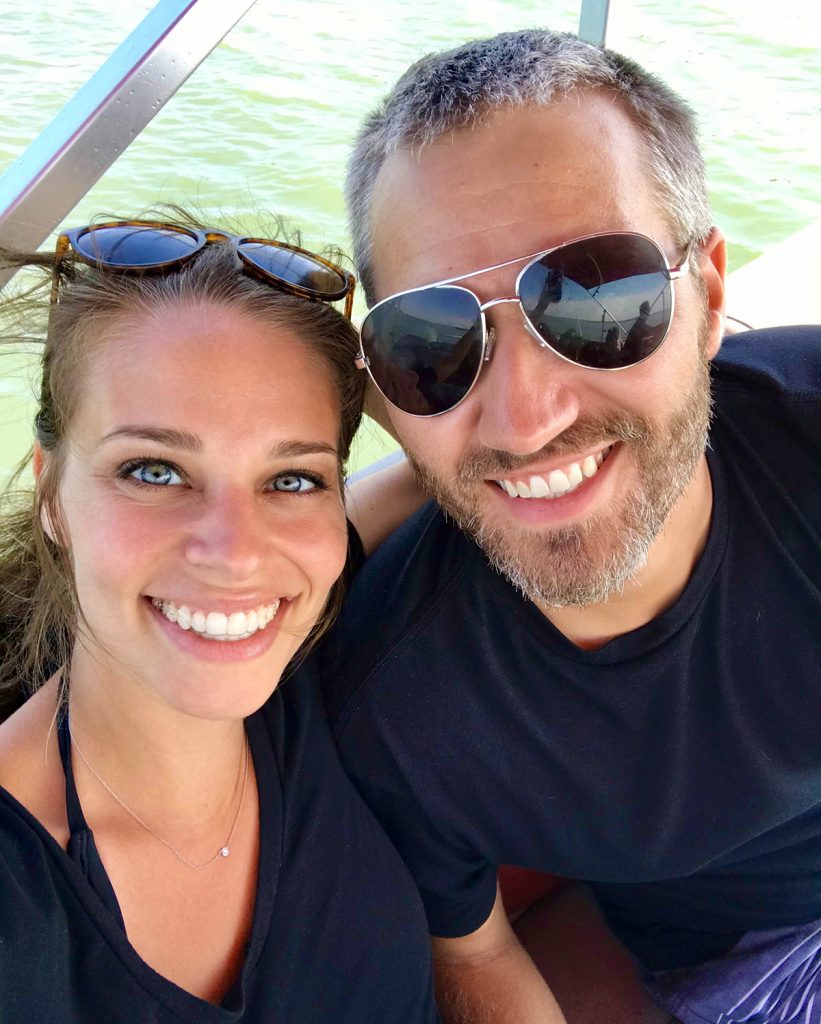 Sherry e John tiram selfie em um barco