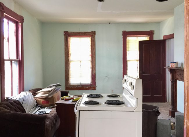 Before Photo of Beach House Living Room With Stove In Middle Of the Room