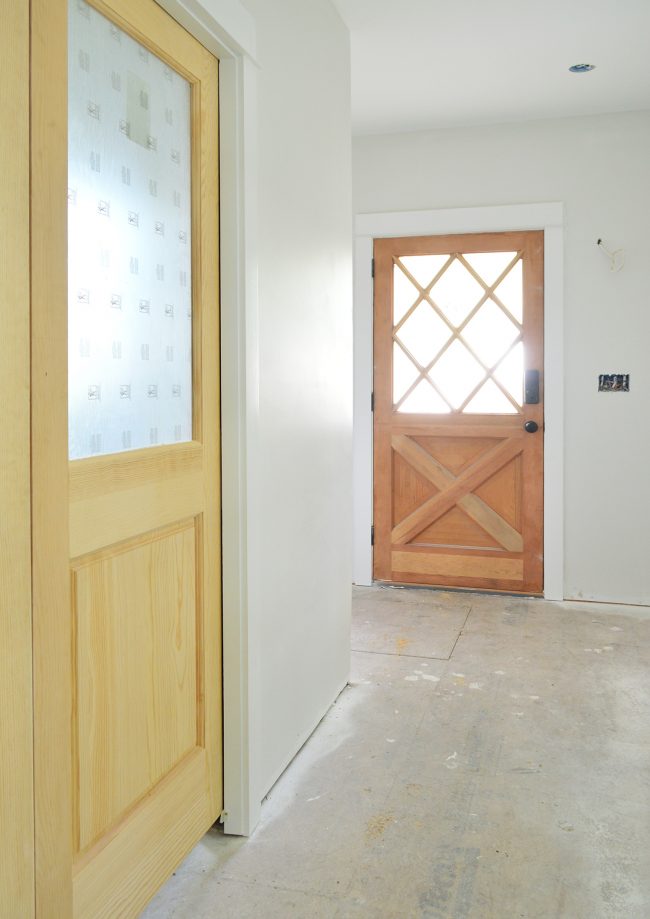 Mudroom duplex com porta diamantada