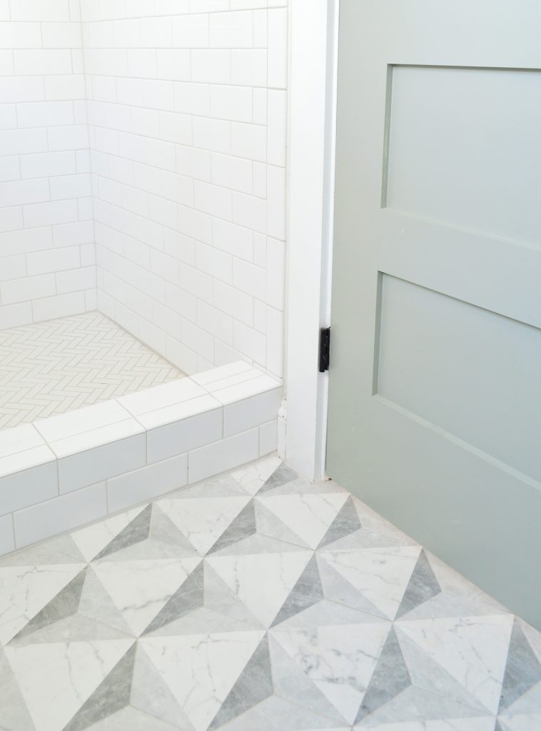 Triângulos de azulejos duplex Piso hexagonal com porta