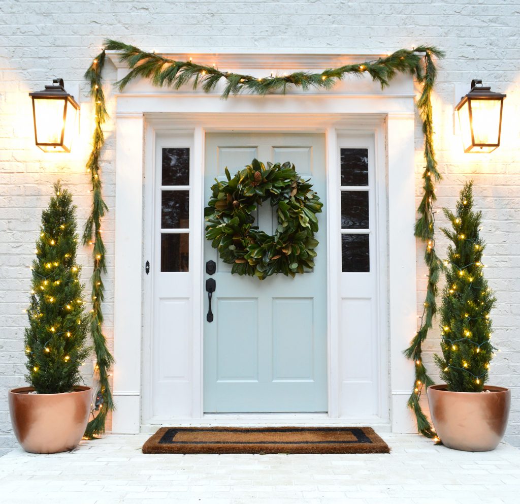 Porta de entrada brilhante com decorações de Natal tranquility benjamin moore