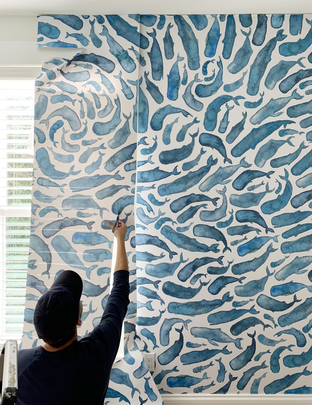 Sherry Trimming Colorful Blue Whale Wall Mural Around Window (Mural colorido de baleia azul ao redor da janela)