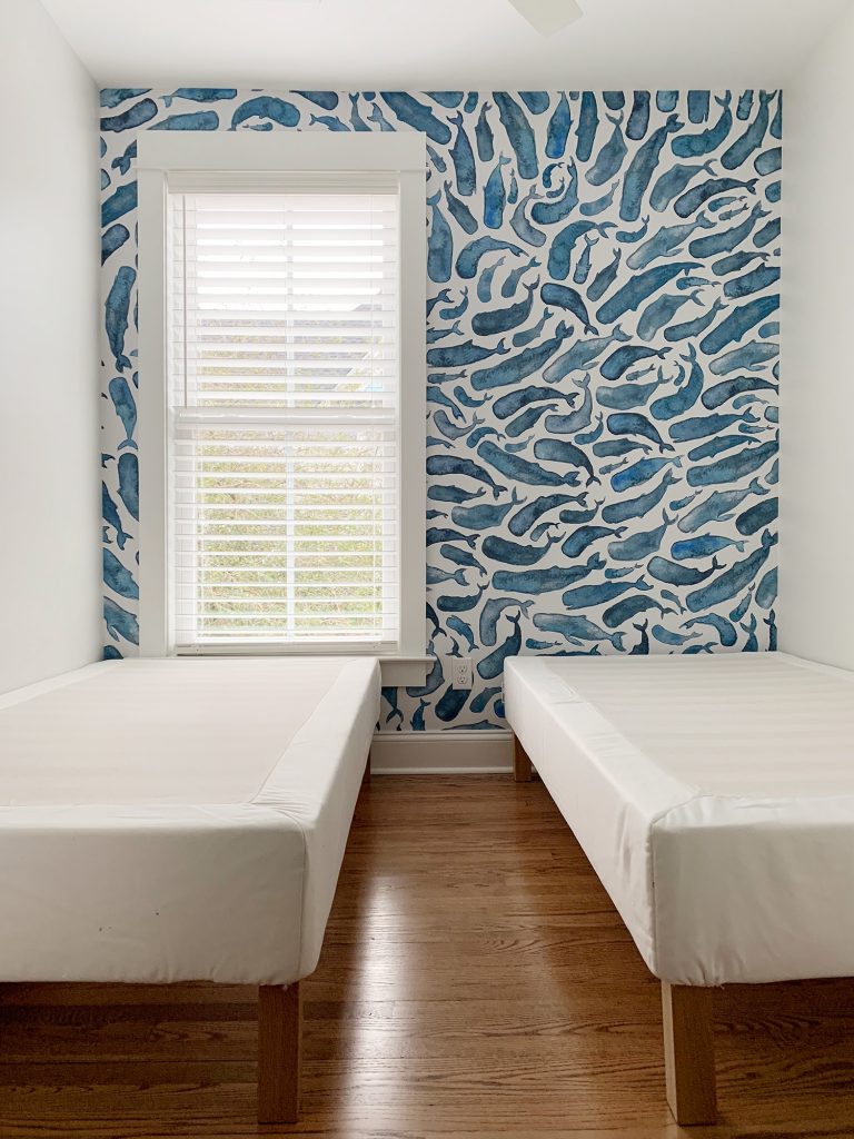 Quarto pequeno com mural de parede Peel-and-Stick Blue Whale e duas camas de solteiro