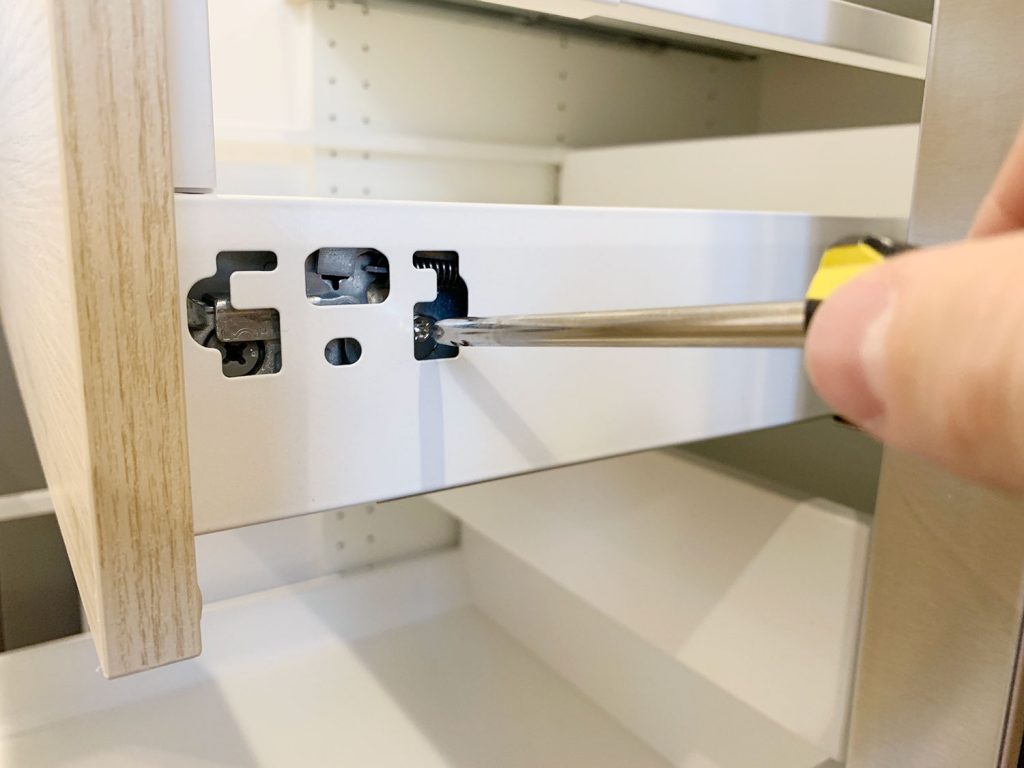 Installing Ikea Kitchen Adjusting Door 1024x768