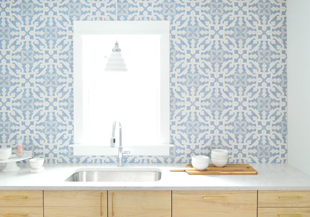 Backsplash com padrão de barra de azulejos azuis e armários de madeira