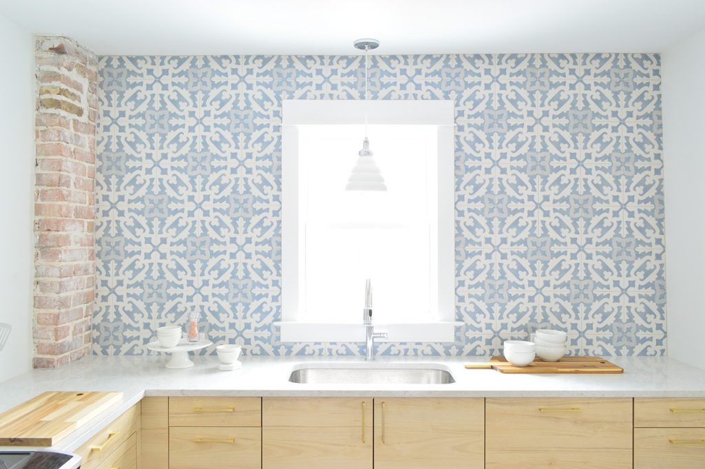 Parede completa de azulejo de backsplash com padrão azul da Tile Bar