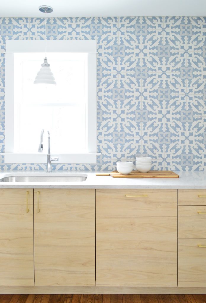 Armários de madeira da Ikea com azulejo de backsplash com padrão azul da Tile Bar