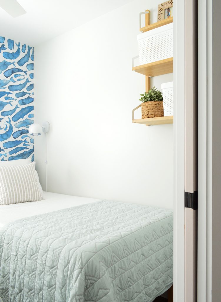 Essa imagem tem um atributo alt vazio; seu nome de arquivo é Duplex-Bedroom-Blue-Whales-Door-Shelf-751x1024.jpg